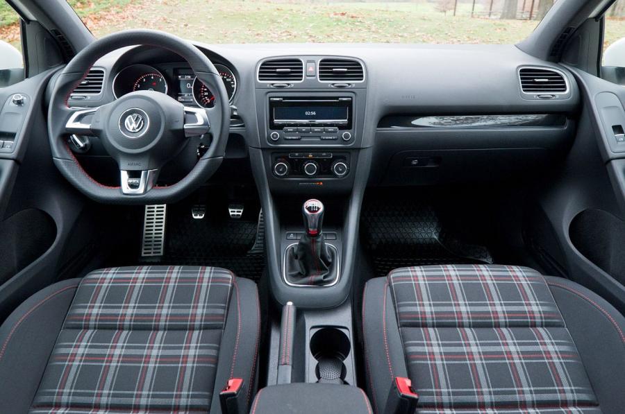  Volkswagen Golf GTi 2012 года  (фото 21 из 48)